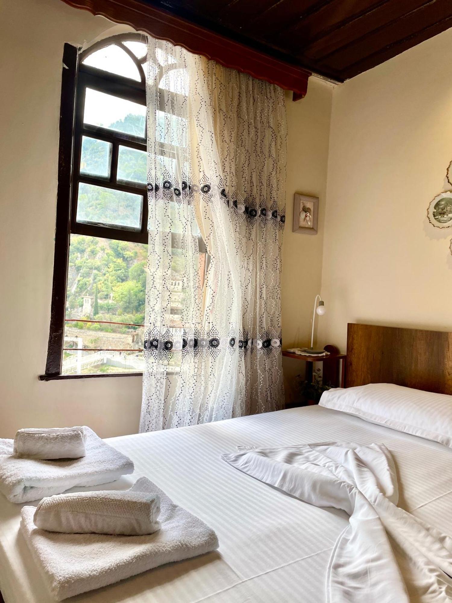 Restaurant & Guest House Semani Berat Luaran gambar