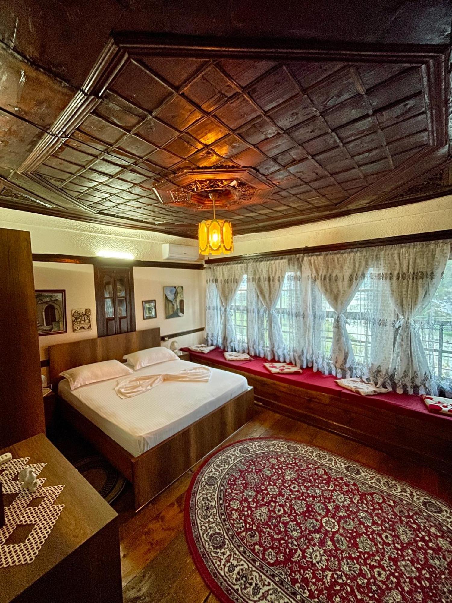 Restaurant & Guest House Semani Berat Luaran gambar