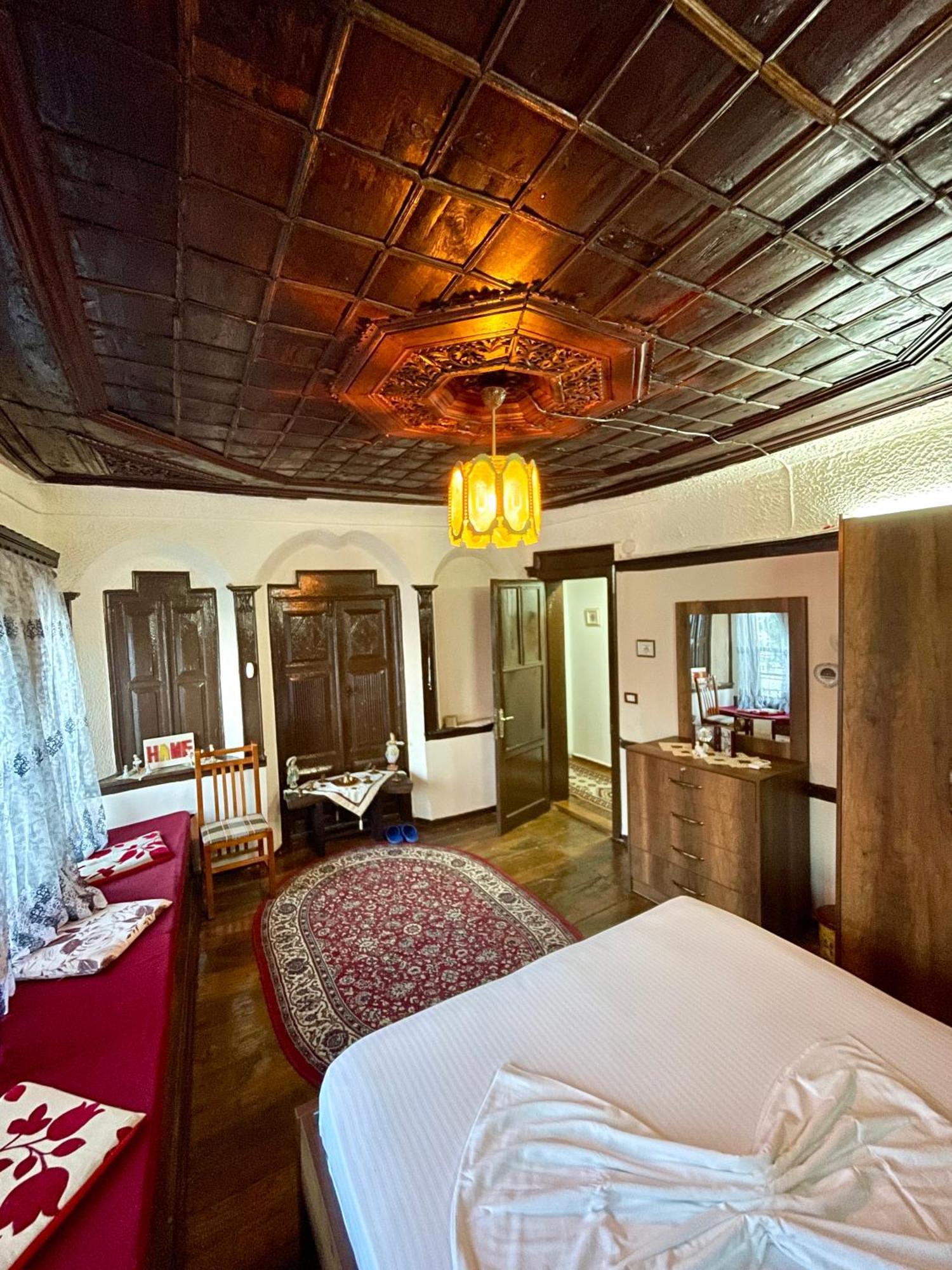 Restaurant & Guest House Semani Berat Luaran gambar