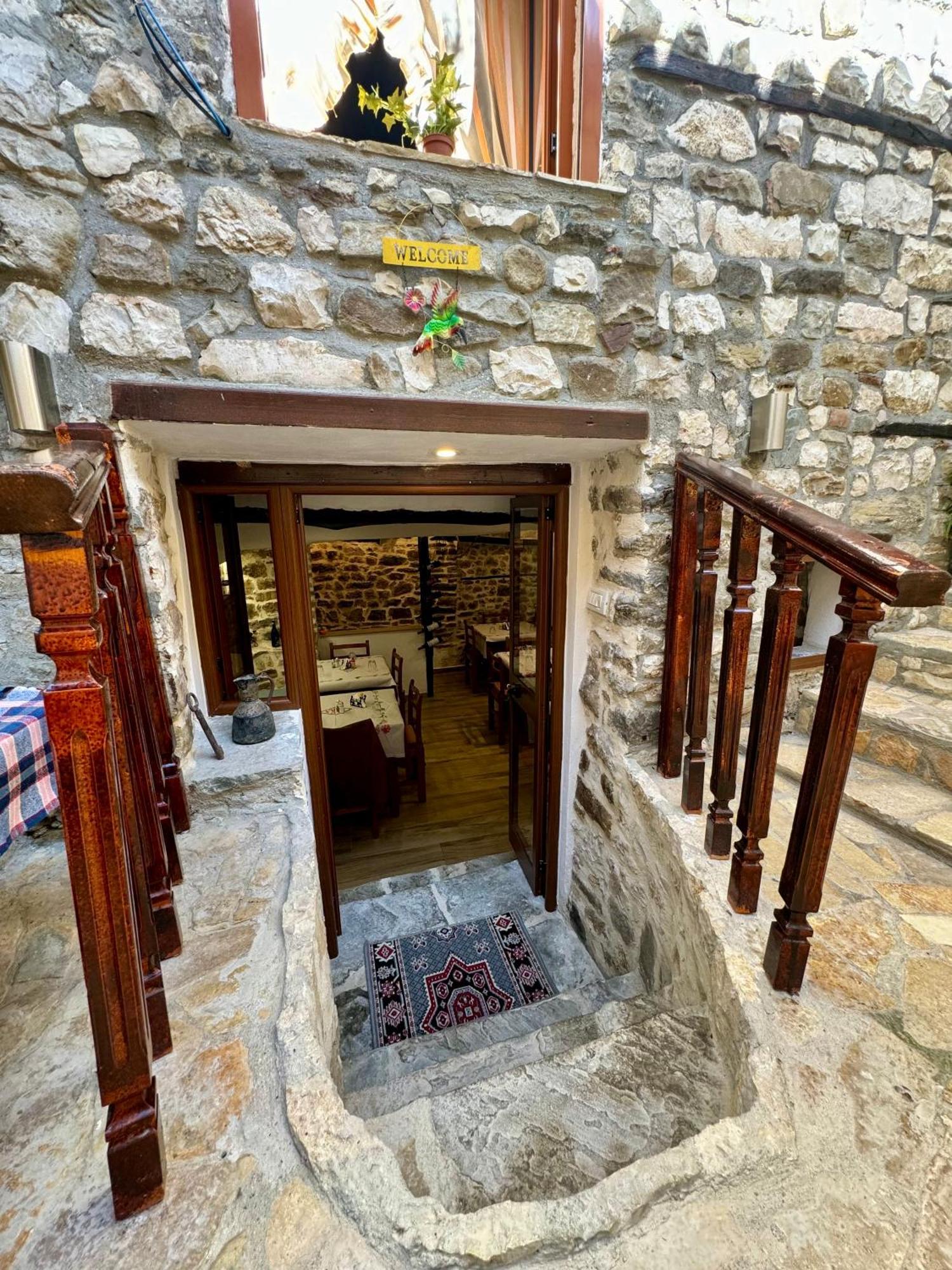 Restaurant & Guest House Semani Berat Luaran gambar