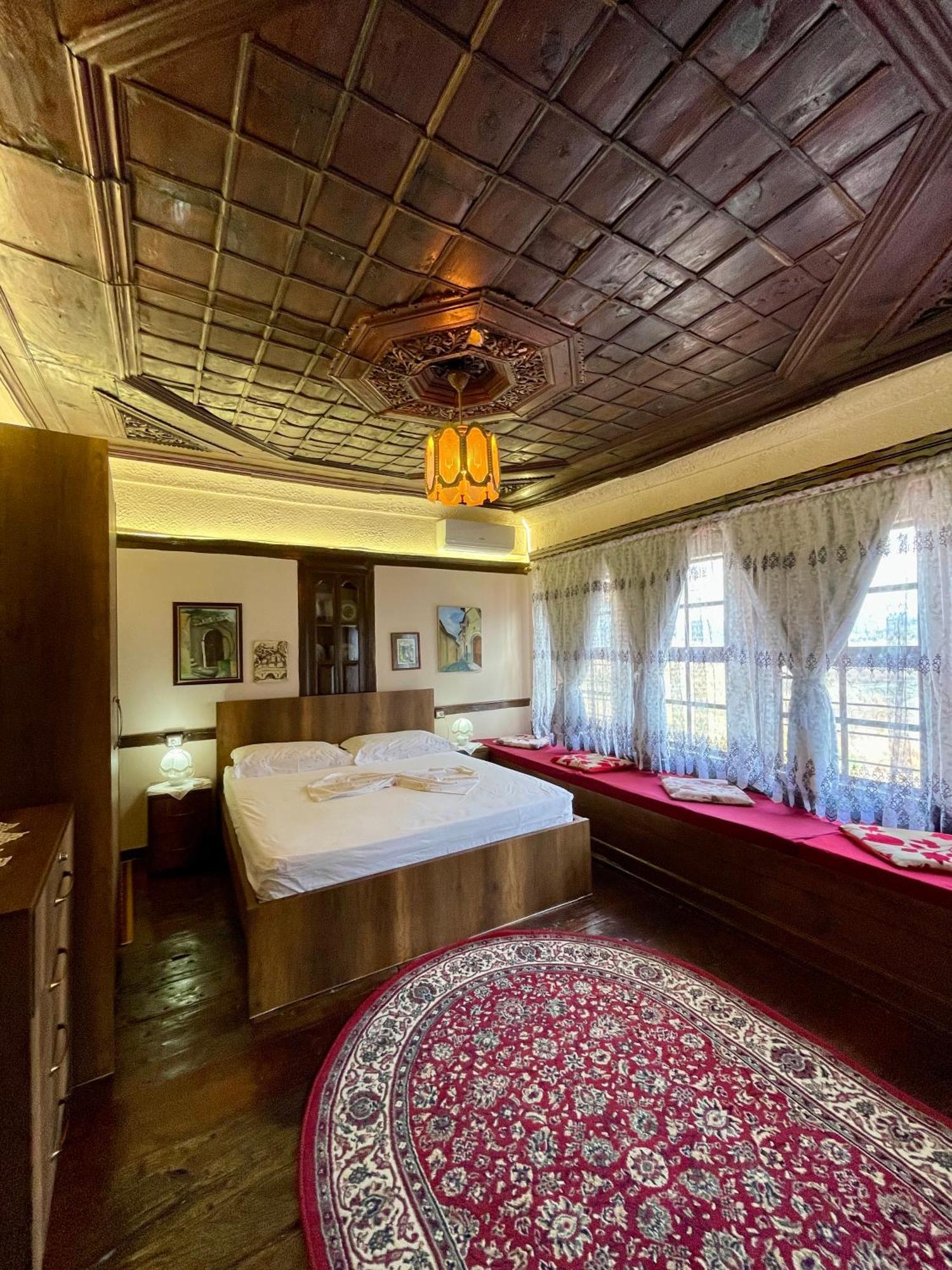 Restaurant & Guest House Semani Berat Bilik gambar