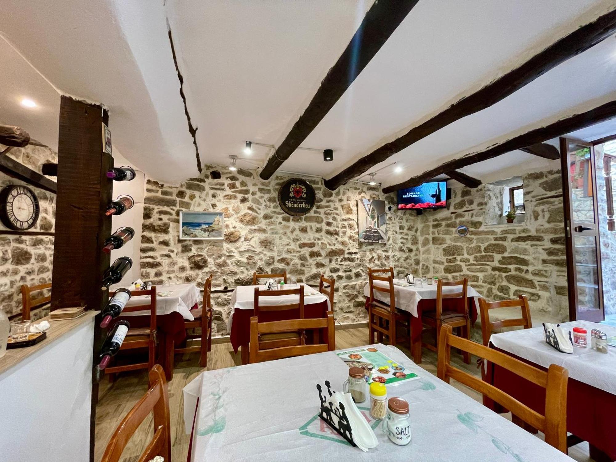 Restaurant & Guest House Semani Berat Luaran gambar