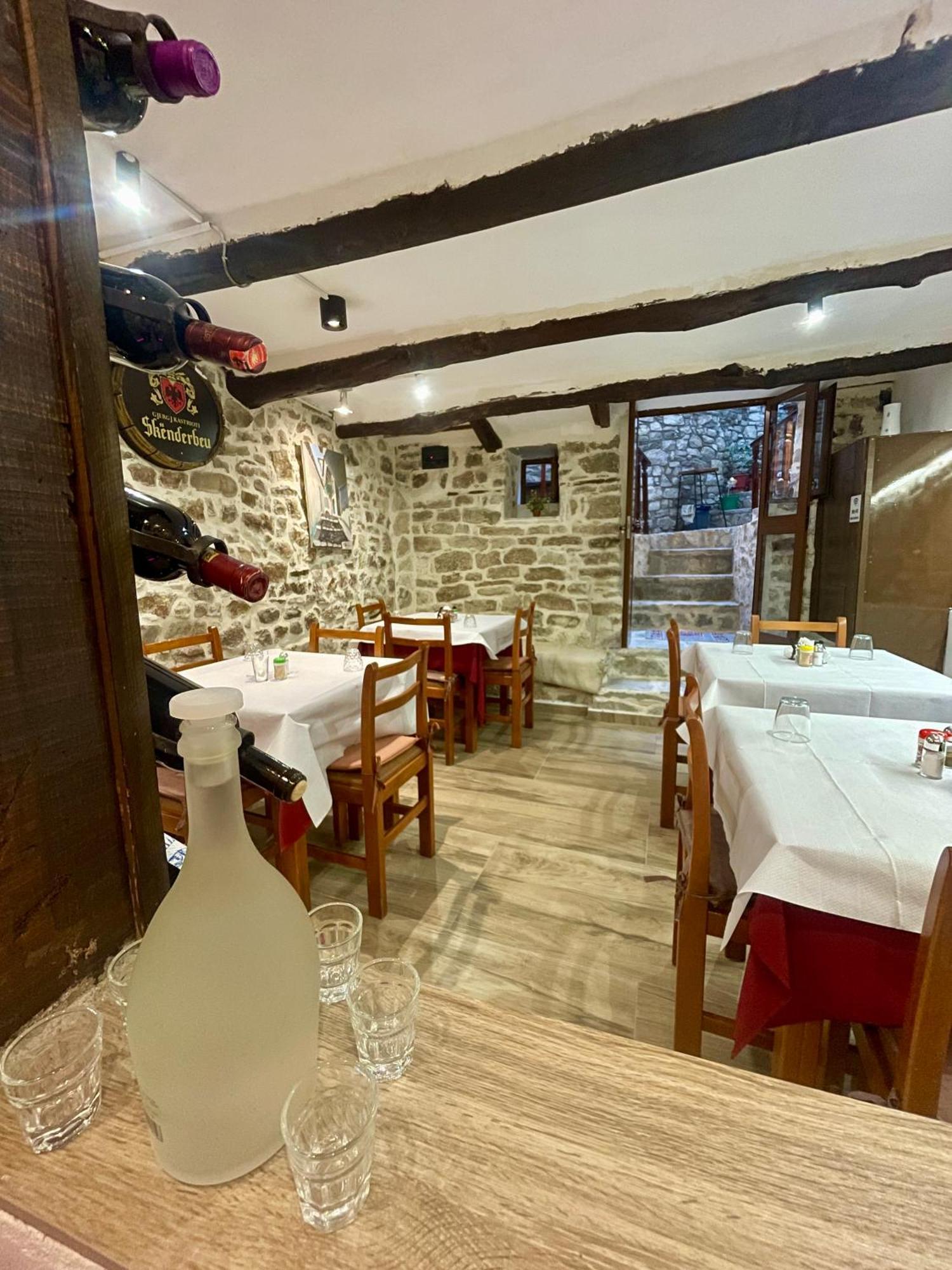 Restaurant & Guest House Semani Berat Luaran gambar