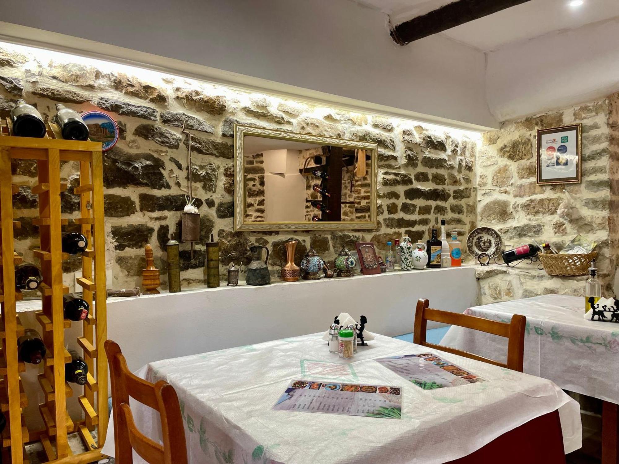 Restaurant & Guest House Semani Berat Luaran gambar