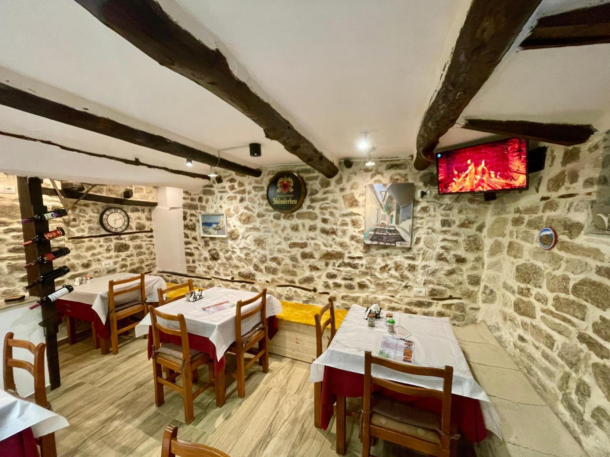 Restaurant & Guest House Semani Berat Luaran gambar